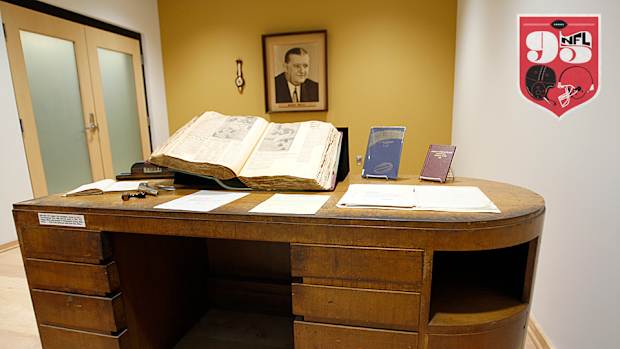 bert-bell-desk-960.jpg